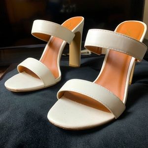 WHITE PLEATHER HEELS